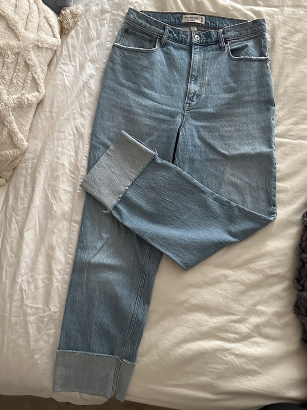 Abercrombie & Fitch “The 90s Straight” Curve Love Denim
